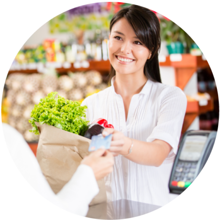 Cliente sonriente pagando con tarjeta de crédito en supermercad