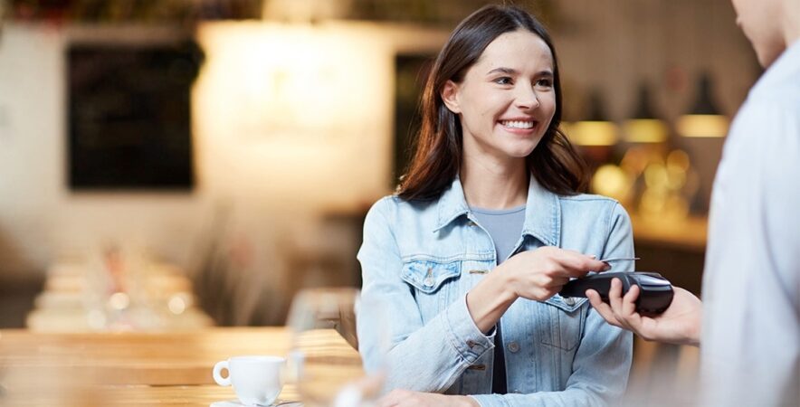 A customer completes a credit card transaction after doing POS troubleshooting.