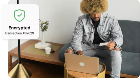 Persona realizando un pago con tarjeta de crédito en un portal en línea
