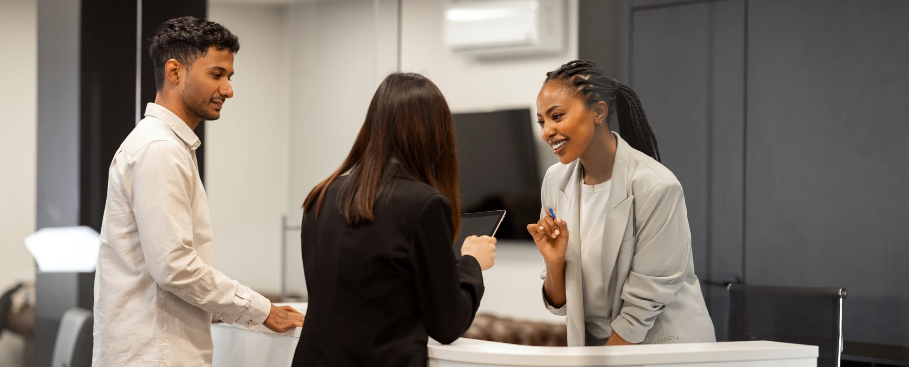Dos clientes en el mostrador hablando con el administrador y configurando facturación recurrente