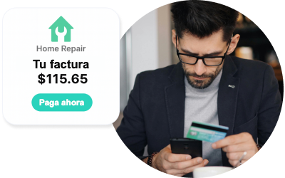 Persona pagando una factura con tarjeta de crédito desde su teléfono móvil
