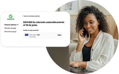 Cliente al teléfono accediendo al portal de pagos