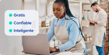 Dueño de negocio revisando pedidos en línea desde una laptop