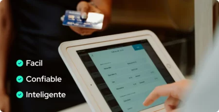 Dueño de negocio aceptando un pago con tarjeta de crédito en una tablet