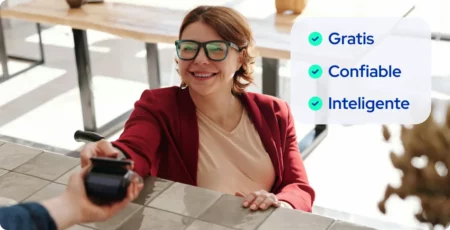 Cliente pagando con teléfono móvil sobre el mostrador
