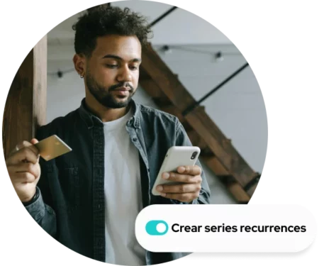 Usuario configurando un pago recurrente con su tarjeta de crédito