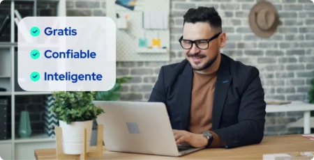 Dueño de negocio tranquilamente revisando su cuenta con Sekure